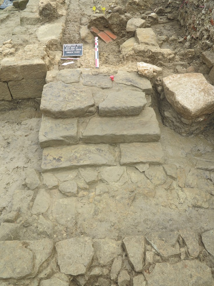 fig4escalier vue depuis l'ouestavec le drain longeant le mur pignon à l'arrièreplan